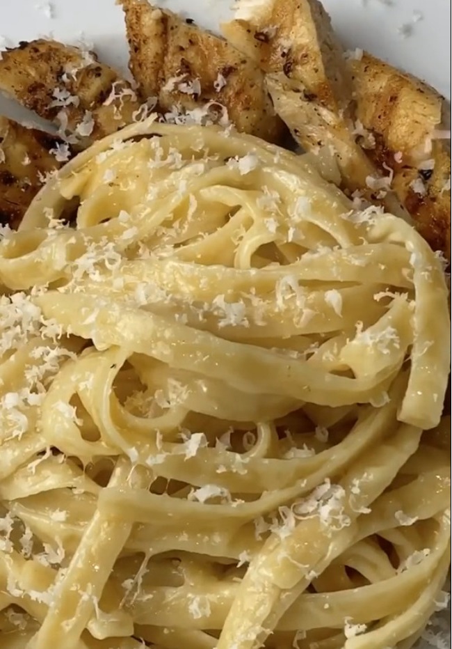 3-Ingredient Creamy Homemade Fettuccine Alfredo with Grilled Chicken